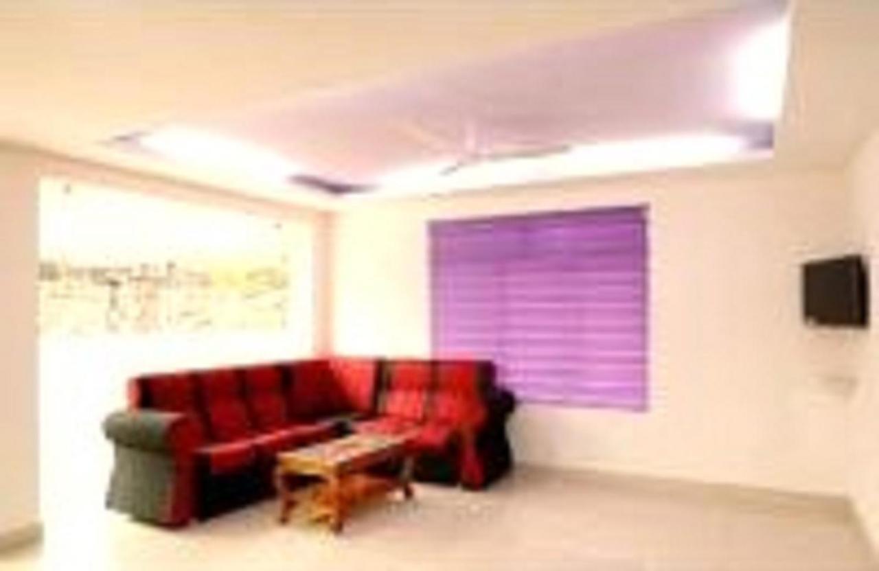 V Bee Plaza Hotel Thiruvananthapuram Luaran gambar